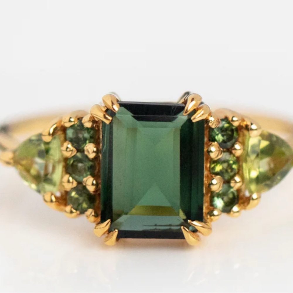 La Kaiser Green and Gold Gemstone Ring - Size 5